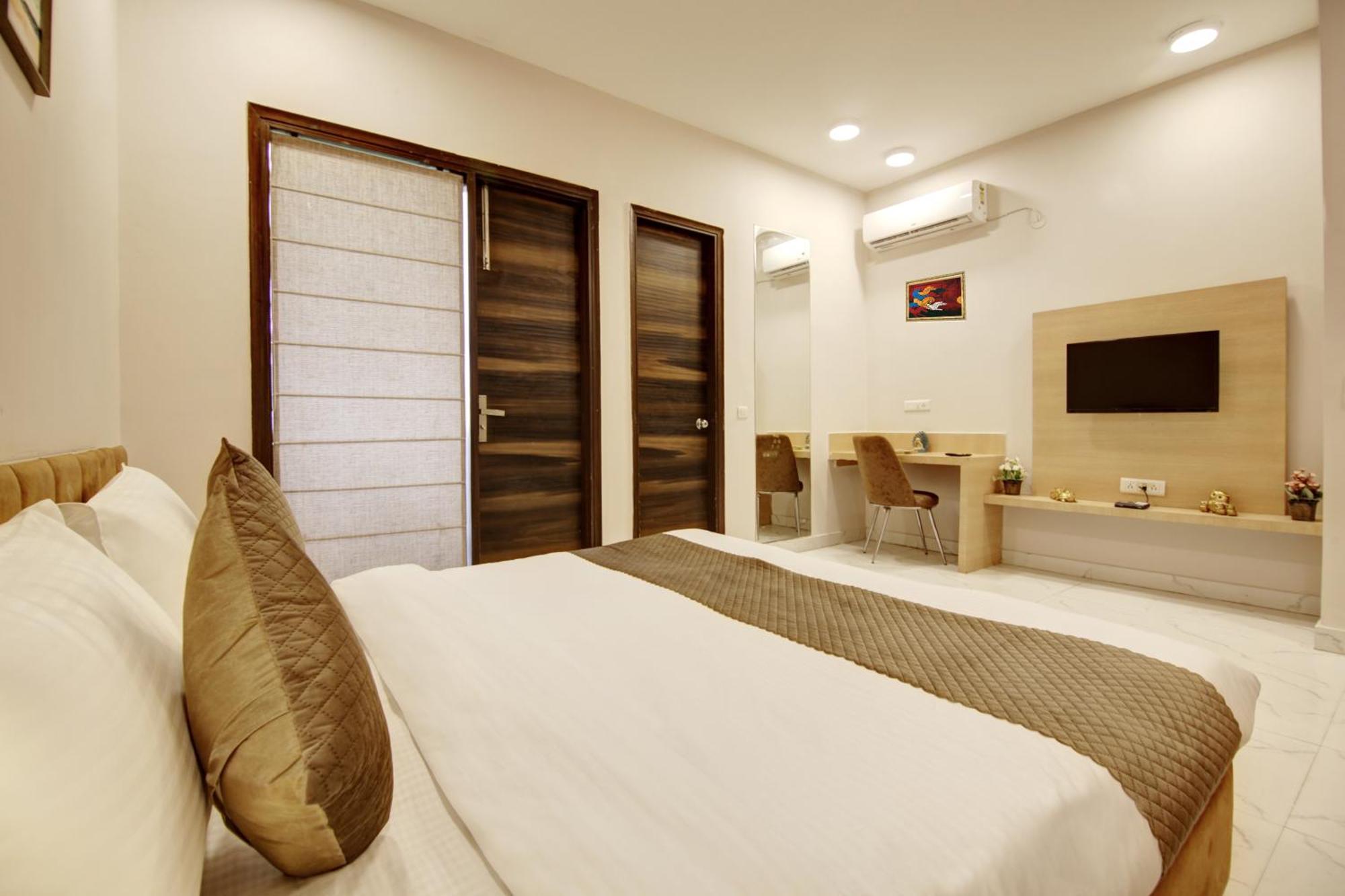 Limewood Stay - Fortis Hospital Гургаон Екстериор снимка